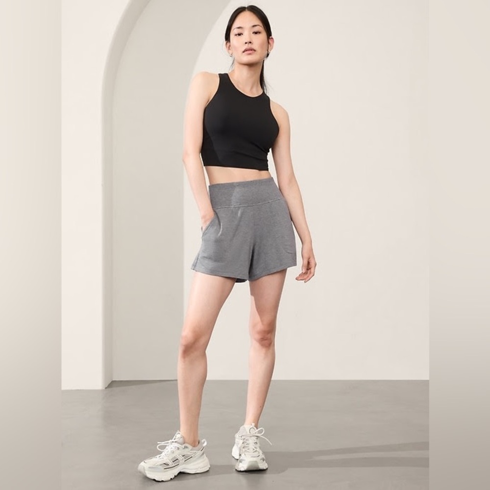 Athleta Coaster Luxe High Rise 4 1/2" Shortie NWT Size XL Gray